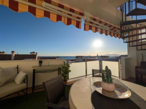 Ático Mediterráneo con Terraza y Solárium en el centro y a un paso del mar en Rincón de la Victoria, Rincon De La Victoria